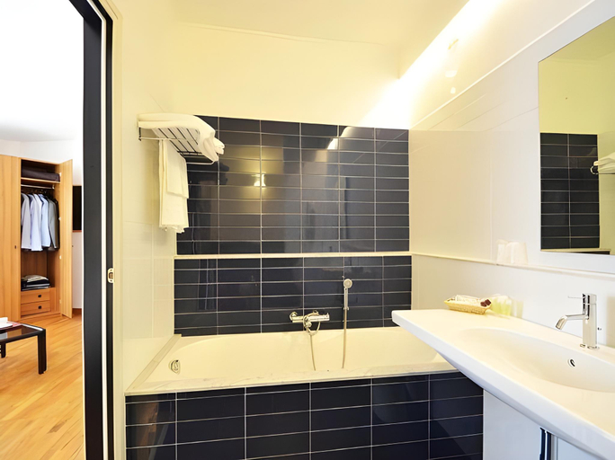 Bathroom 5, Mistral2 Hotel, Oristano