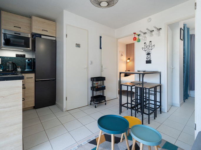 Private kitchen 5, Beachside Apartment With Pool, Hérault