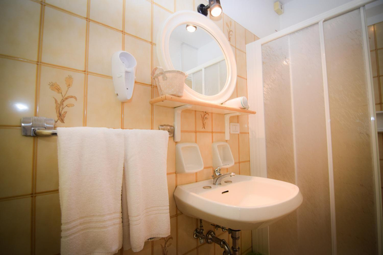 Bathroom 3, Hotel Villa Denia, Livorno
