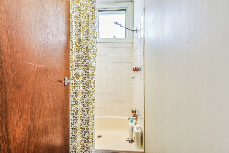 Bathroom 3, StayAU Private Two-Storey 6 Beds House Wendouree, Ballarat  - Inner North