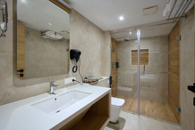 Bathroom 4, Lago Leisure Resort & Spa, Ernakulam