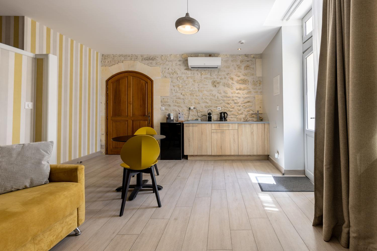 Others 4, Chateau Pellisson, Charente