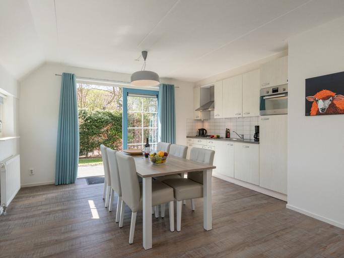 Dining 5, Spacious Farmhouse Near Beach, Texel