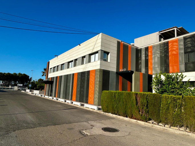 Exterior & Views