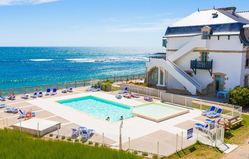 Pool 4, Chic Parkside Apartment, Loire-Atlantique