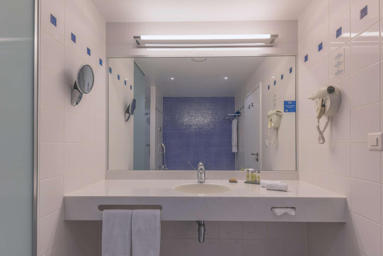 Bathroom 3, Hilton Geneva Hotel & Conference Centre, Genève