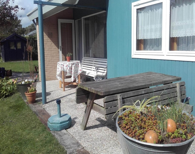 Balcony 4, Nice Bungalow With a Sunny Garden, Zijpe