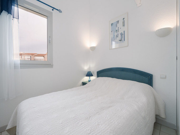 Room 2, Stylish Seaside Stay in Agde, Hérault
