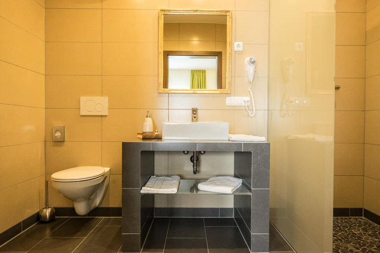 Others 5, Hotel Viola, Main-Taunus-Kreis