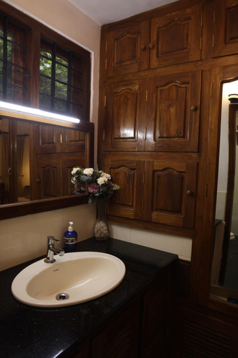 Bathroom 4, Vanilla County Heritage Plantation Bungalow, Kottayam