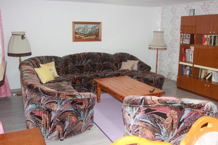 Living room 3, Einladende Ferienwohnung im Malerischen Stassfurt, Salzlandkreis