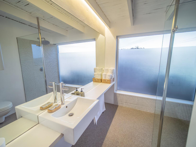 Bathroom 4, !Khwa ttu, West Coast