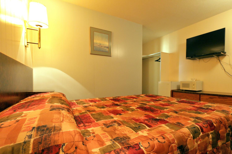 Bedroom 5, Sunset Motel, Central Kootenay