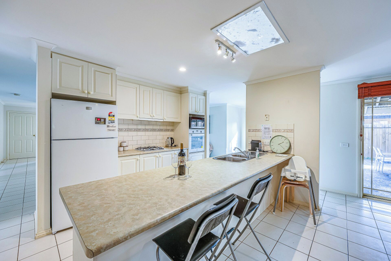 Private kitchenette 2, StayAU Family Retreat w/Pool Table in Cranbourne, Casey - Cranbourne