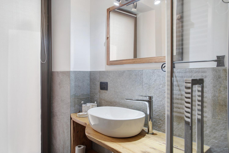 Bathroom 4, Il posto al sole, Sondrio