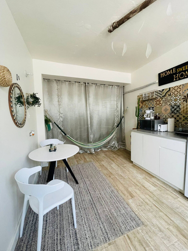 Room 4, Eco-friendly Cozy Studio Solar-powered Retreat