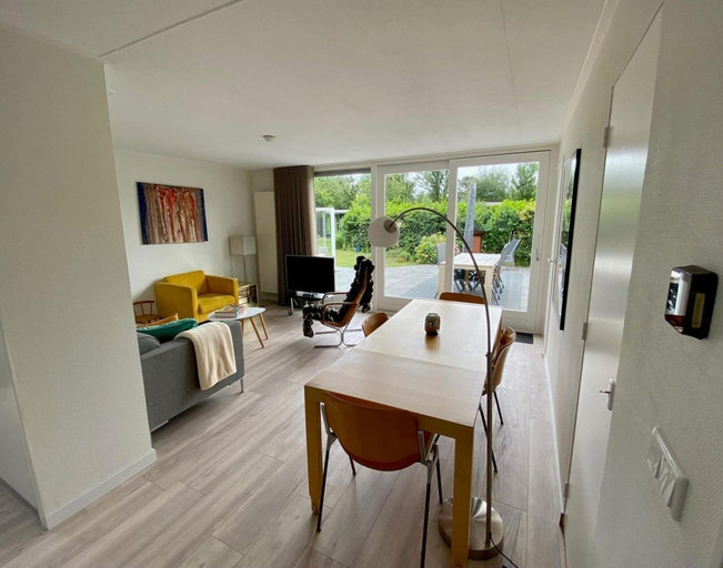 Living room 2, Lovely Bungalow With Huge Garden, Zijpe