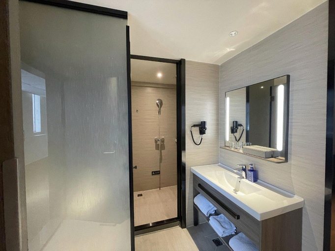Bathroom 4, HanTing Hotel (Shenzhen Nanshan Subway Station), Shenzhen