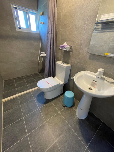 Bathroom 1, Lanshan House, Taitung