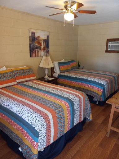 Bedroom 2, Cedar Falls Motel, Conway