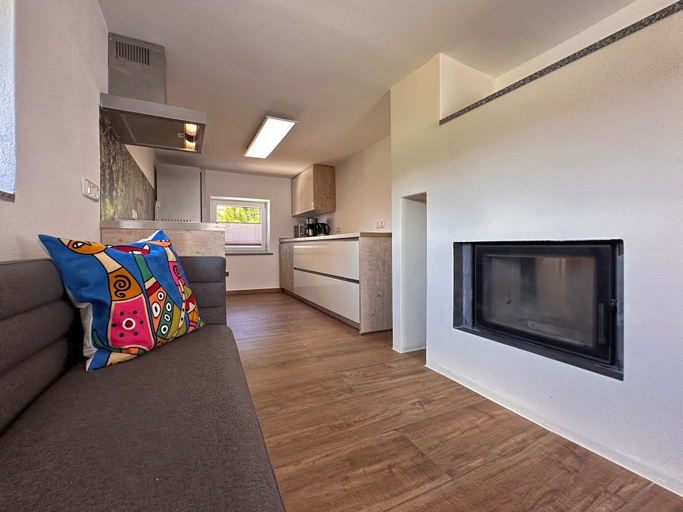 Private kitchen 3, Freistehendes Haus mit Ofen, Terrasse und Garten, Schwandorf