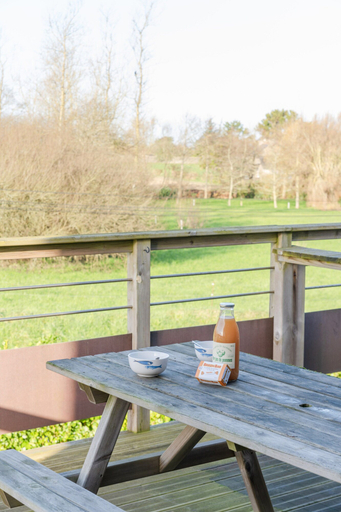 Outdoor dining 2, Apartment in Ploudalmezeau Near Treompan Beach, Finistère