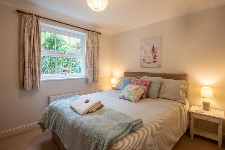 Room 3, Modern 2-Bed Flat In Tavistock Centre, Devon