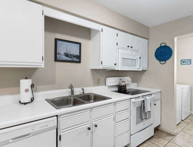 Others 3, Ron's Retreat Stay for 6 With Resort Amenities, Taney