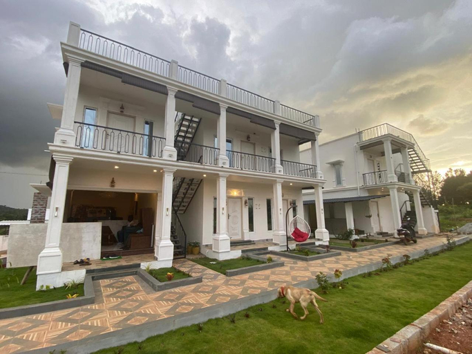 Exterior & Views