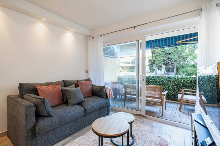 Living area 3, Renovated apt With Parking & Terrace - Palm Beach, Alpes-Maritimes