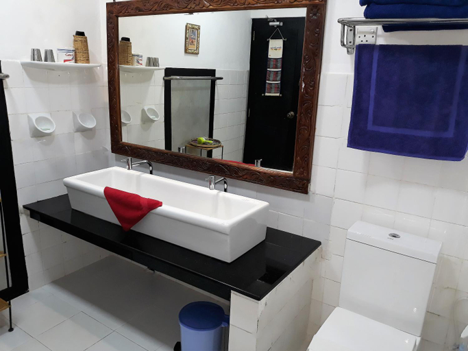 Bathroom 4, The Icebear Guesthouse, Negombo