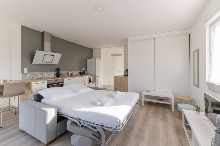 Room 5, Apartment in Ploudalmezeau Near Treompan Beach, Finistère