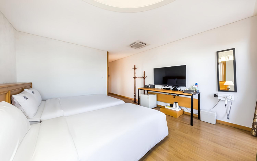 Bedroom 3, Gangneung Gyeongpodae La Mer Hotel, Gangneung