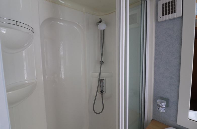 Bathroom 2, Cozy Chalet in Tzummarum, Franekeradeel