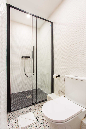 Bathroom 3, Elegant Apartment - 2BD /8P - Near Eiffel Tower, Paris