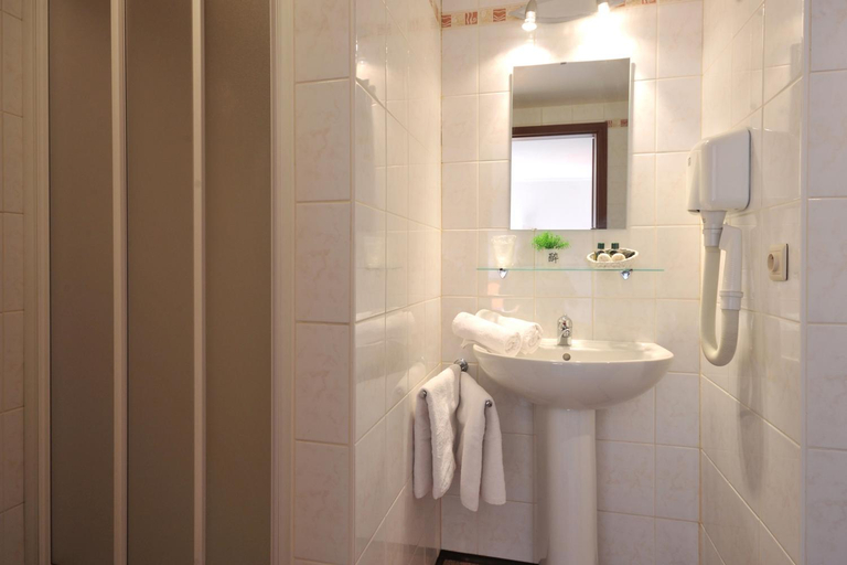 Bathroom 4, Hotel du Perron, Liège