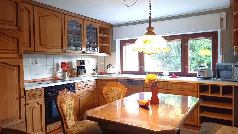 Private kitchen 5, Einladende Ferienwohnung im Malerischen Stassfurt, Salzlandkreis