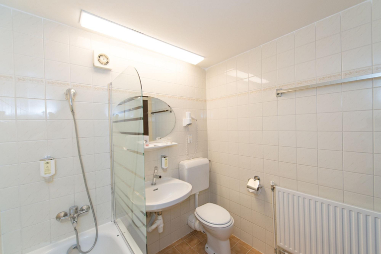 Bathroom 4, Hotel Mozart, Wien