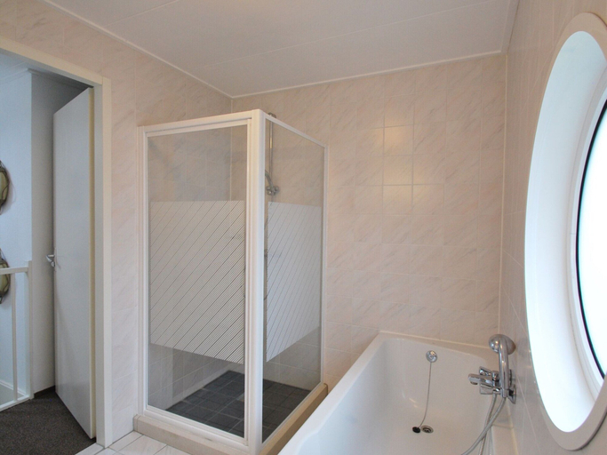 Bathroom 4, Semi-detached Bungalow on Open Water, Wûnseradiel