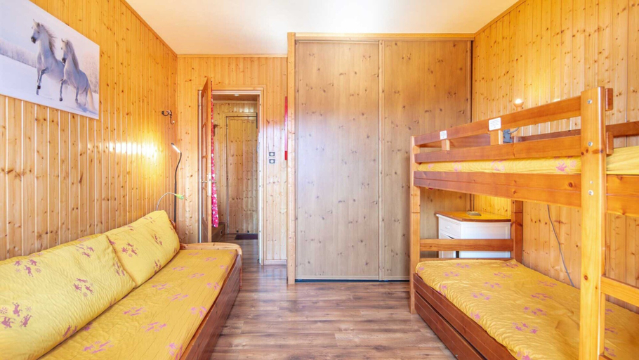 Room 4, Alpine Comfort With Balcony Views, Isère