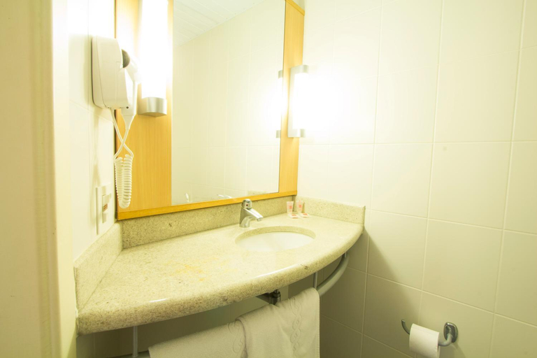 Bathroom 4, ibis Presidente Prudente Manoel Goulart, Presidente Prudente