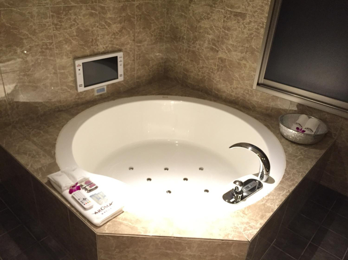 Bathroom 3, Ikebukuro Retro Hotel, Toshima