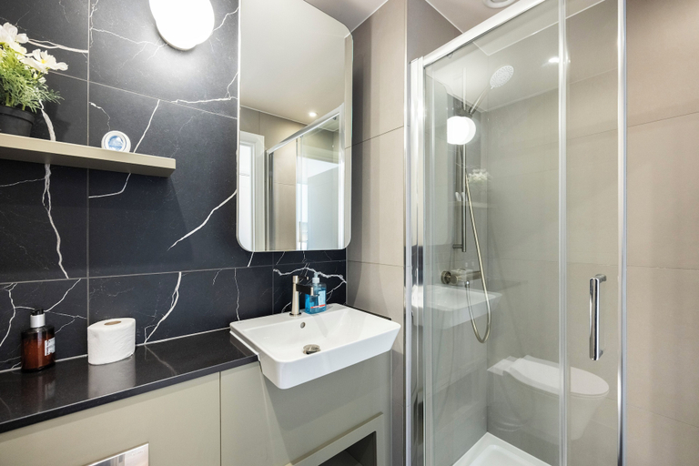 Bathroom 2, ExCel Pad 3 Bed and 3 Bath Apartment, London