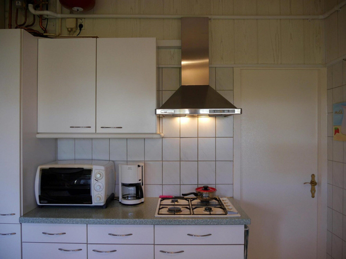 Private kitchen 4, Quiet Holiday Home Near Beach, Zijpe