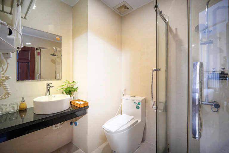 Bathroom 5, 7. Seven Sea Hotel , Da Nang