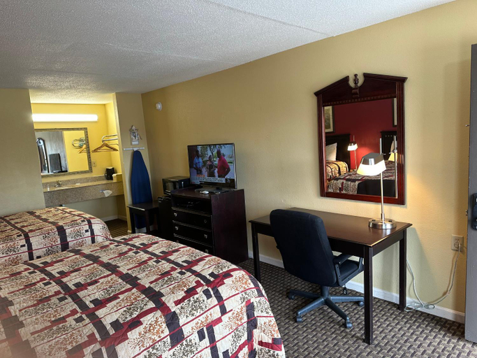 Bedroom 2, Royal Inn - Anniston, Calhoun