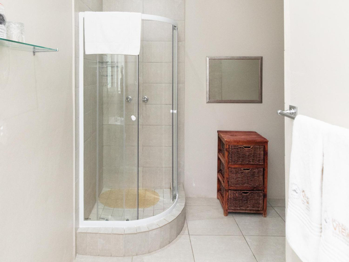 Bathroom 2, Mountain View Guesthouse, Namakwa