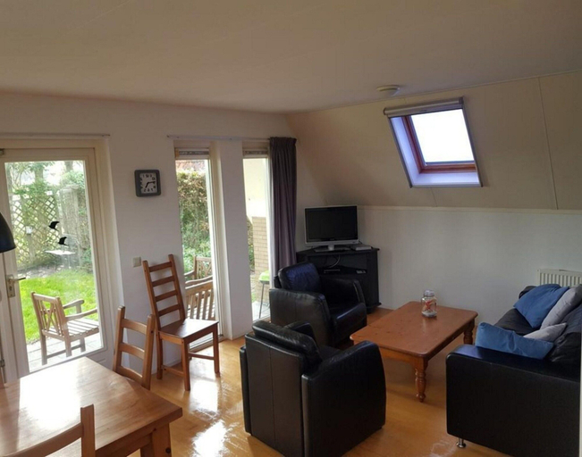 Living room, Pretty Holiday Home in Burgerburg, Zijpe