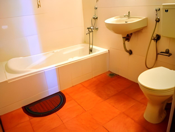 Bathroom 4, Tag und Nacht Homestay, Ernakulam