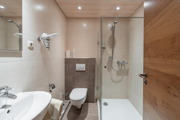 Bathroom 2, Gasthof Gruber, Traunstein